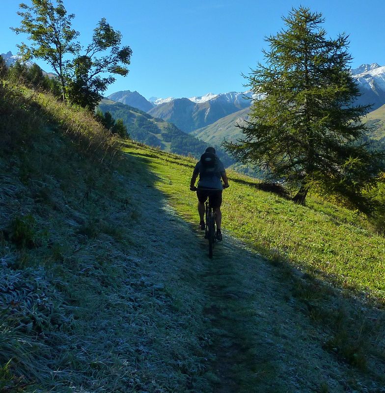 Traversée givrée : Matin frais au dessus de Valloire, la Barre des Ecrins tout au fond