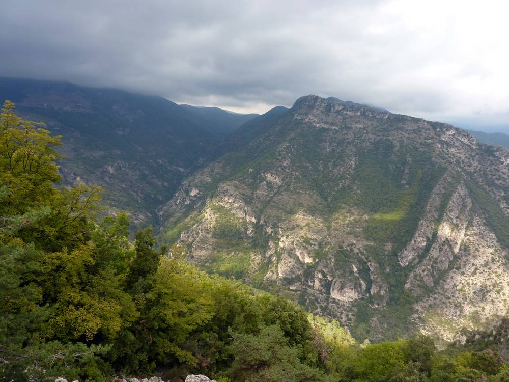 #3 Le ciel est bien chargé : Vue vers le fond du vallon de Barbeïra Le ciel est bien chargé : Vue vers le fond du vallon de Barbeïra
