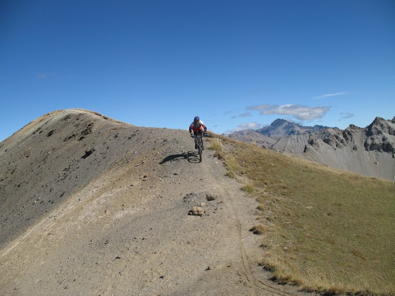 Ricil : du sommet descente sur le col de la Moutière