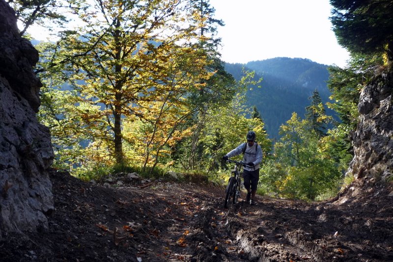 Montée boueuse : Non seulement c'est raid, y'a du cailloux mais c'est en plus boueux. Trop bon le VTT!