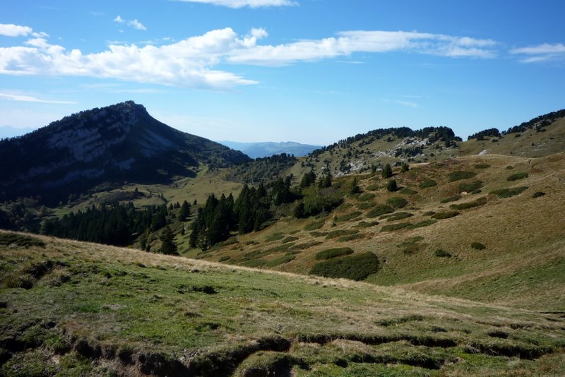 Les Banettes c'est là bas : C'est plus descendant mais il ne faut pas hésiter à sortir de la tranchée des bovins pour rouler et s'en sortir.