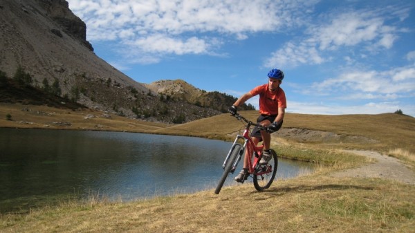 Lac du Lauzon : Sanfroc dans ses oeuvres au lac, on ne voit pas Jip en train de couler des brasses dans la vase du lac!