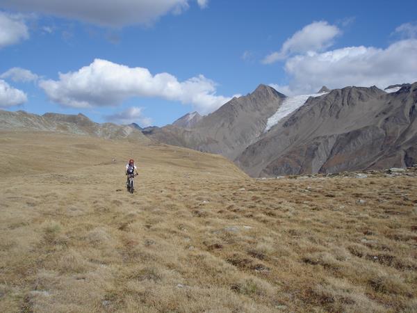 #13 Ärnegale : Descente dans les prairies défoncées d Ärnegale : Descente dans les prairies défoncées d'Ärnegale. Rappegletscher en sursis au fond