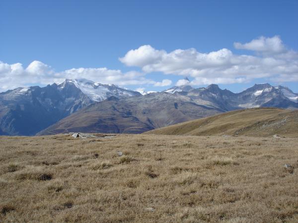 #12 Finsteraarhorn : La pte du Finsteraarhorn qui sort des nuages depuis Ärnegale Finsteraarhorn : La pte du Finsteraarhorn qui sort des nuages depuis Ärnegale