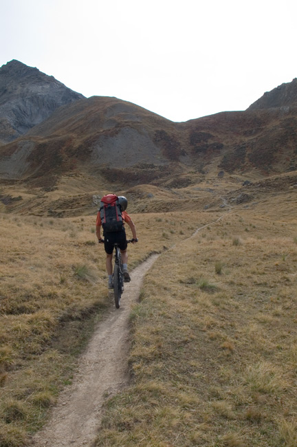 Col du Vallonnet : Sous le col, ça monte sur le vélo, même pour les mauvais crosseux...