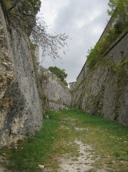 le fort : le chemin dans les fossés du fort