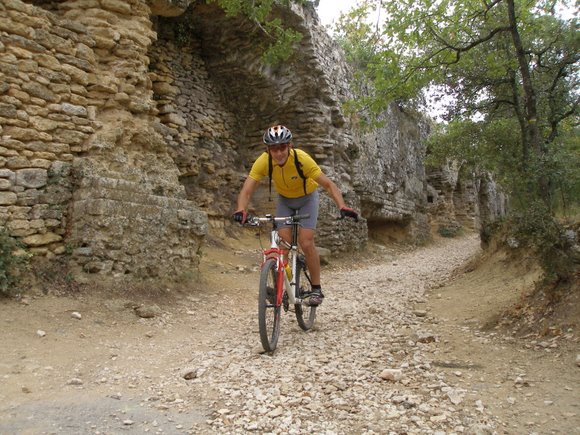 #2 Christophe : Christophe longe une partie de l Christophe : Christophe longe une partie de l'aqueduc du coté de Vers Pont Du gard