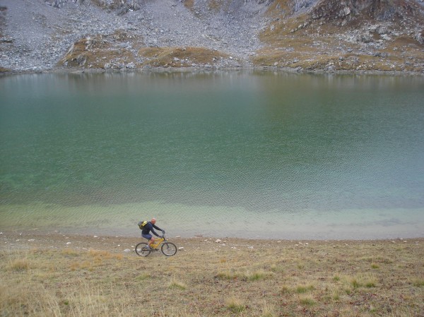#1 Lac Rond : L Lac Rond : L'Ours aurait-il envie d'un petit bain?