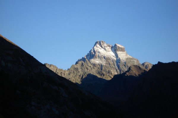 #9 Tour du Pain de Sucre : Vers la fin de la descente, vue sur le Viso. Tour du Pain de Sucre : Vers la fin de la descente, vue sur le Viso.