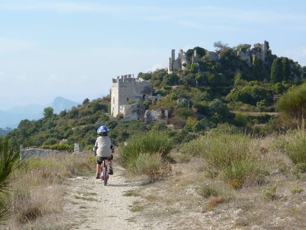 #6 Arrivée à la Chapelle St Josep : Au loin les ruines de Chateauneuf villevieille Arrivée à la Chapelle St Josep : Au loin les ruines de Chateauneuf villevieille