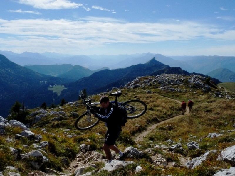 #7 Portage : pas facile avec les rafales de vent qui nous déséquilibre. Le Vercors en arrière plan. Portage : pas facile avec les rafales de vent qui nous déséquilibre. Le Vercors en arrière plan.