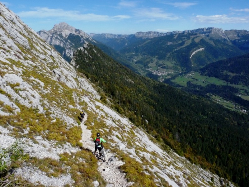 #12 Les Dalles du Chamant Som : petite partie roulante avec vue sur le Grand Som et les Lances de Mallissard Les Dalles du Chamant Som : petite partie roulante avec vue sur le Grand Som et les Lances de Mallissard