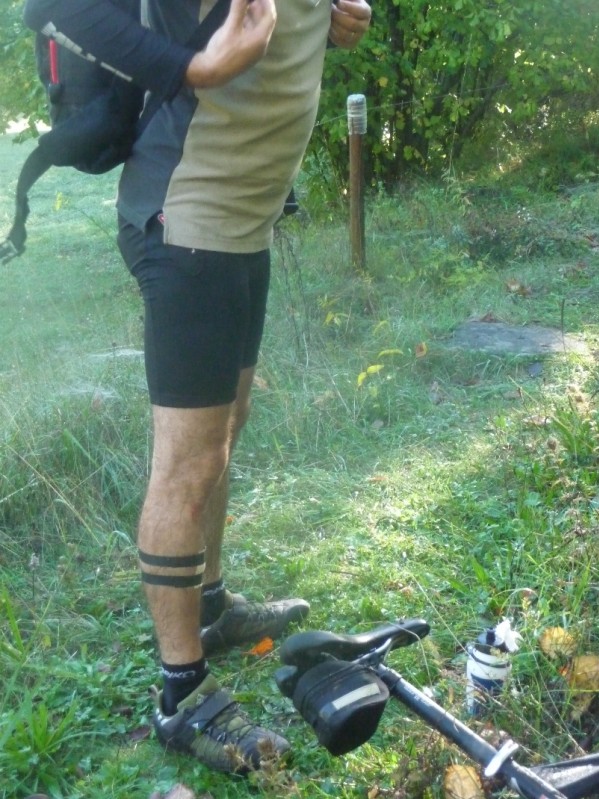 #38 les Chemins du Soleil : Pansement de fortune pour Hervé qui n les Chemins du Soleil : Pansement de fortune pour Hervé qui n'aime pas les marches en vélo à la montée !!