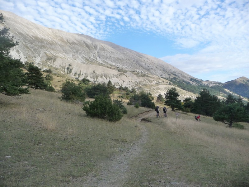#13 Les Chemins du Soleil : Après le col de Cine, sur fond de Cheval Blanc. Les Chemins du Soleil : Après le col de Cine, sur fond de Cheval Blanc.