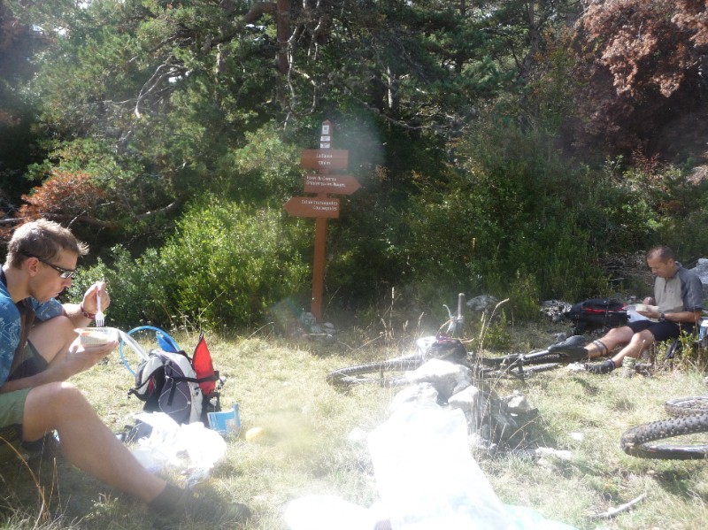 les Chemins du Soleil : Pause midi bien méritée après la moitié de la section poussage/portage !