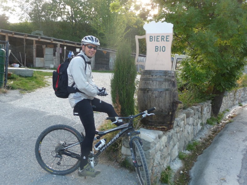 les Chemins du Soleil : Hervé prendrait bien une bonne bière mais le sac est déjà bien rempli et lourd !