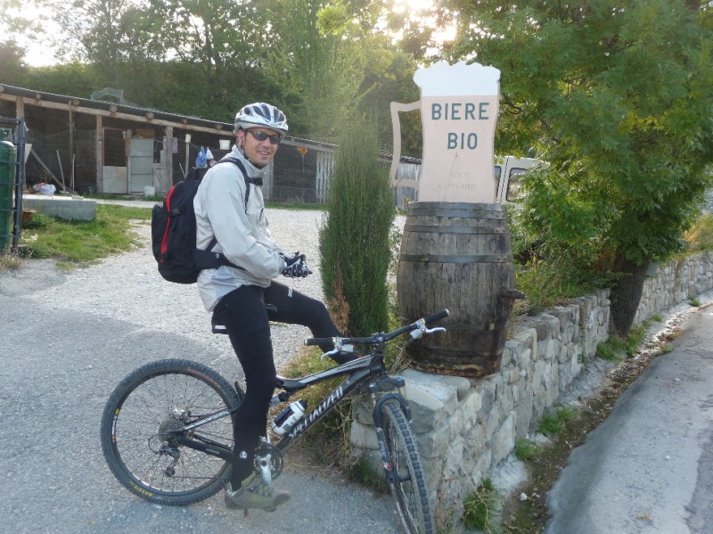 #17 les Chemins du Soleil : Hervé prendrait bien une bonne bière mais le sac est déjà bien rempli et lourd ! les Chemins du Soleil : Hervé prendrait bien une bonne bière mais le sac est déjà bien rempli et lourd !