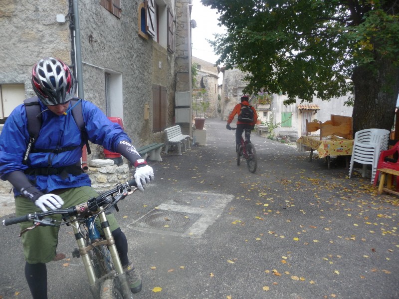 les Chemins du Soleil : Fabien vérifie le topo au hameau de La Sagne, on est place de l'Apéro !!