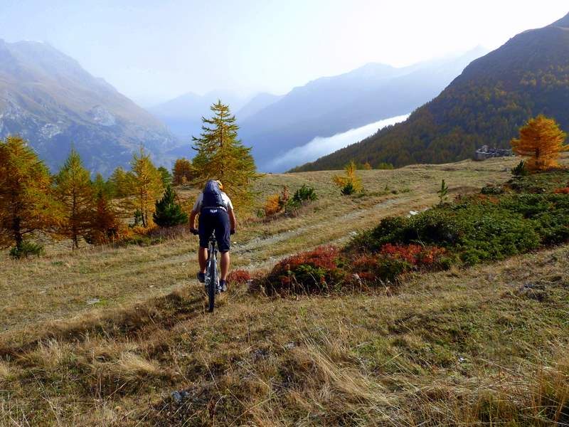 Pas de la Beccia : Chalet Suiffet et belle coulée de nuages sur Lanslebourg