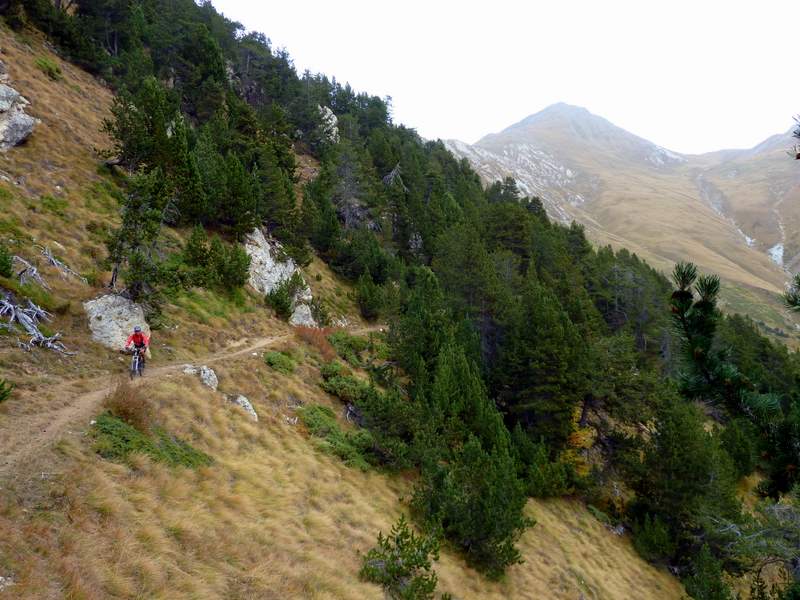 Mont Froid : Superbe sentier balcon vers les chalets du Jeu