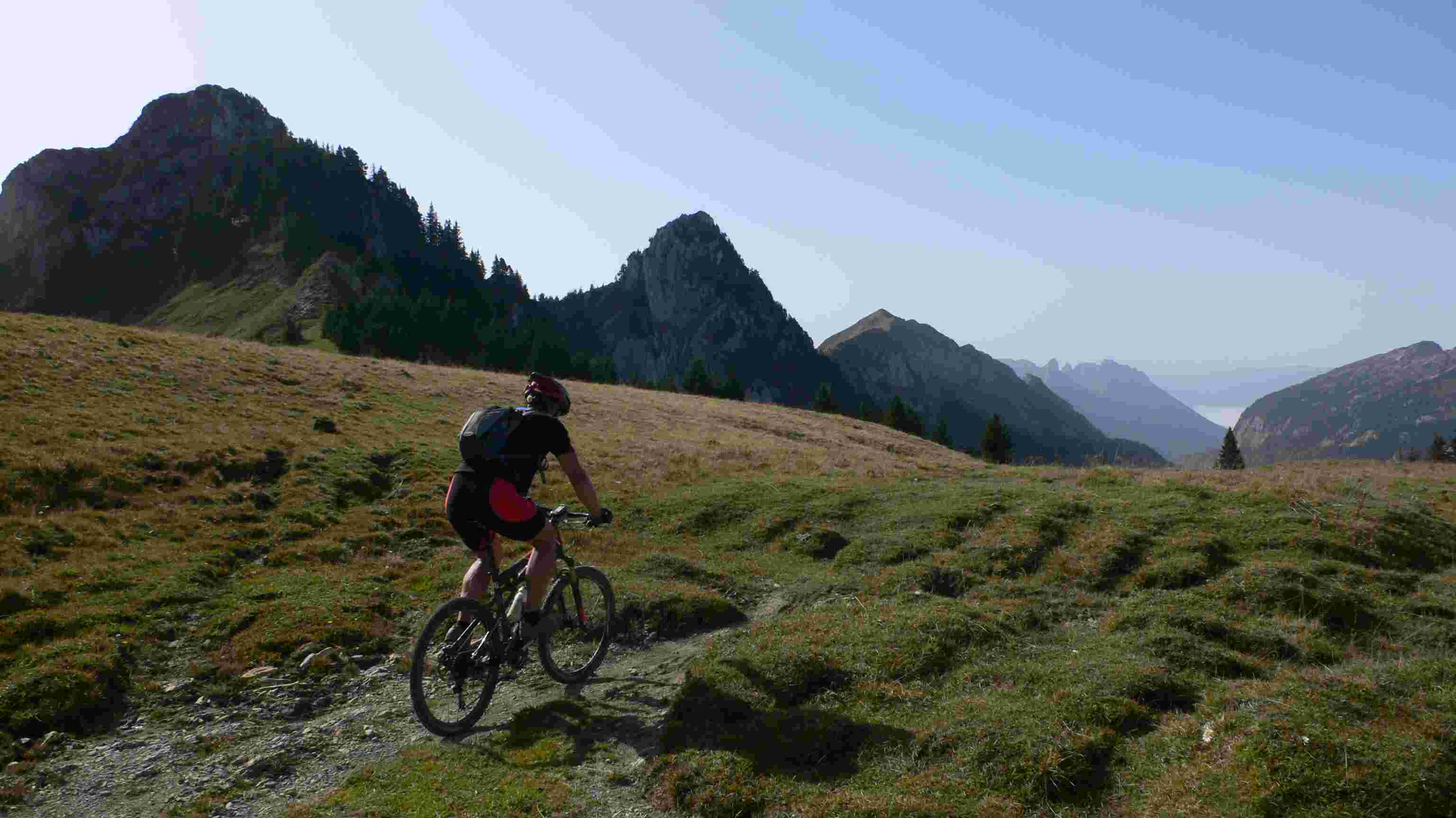 #4 Arrivée au Pas du Loup : On amorce la descente de la montagne des Auges Arrivée au Pas du Loup : On amorce la descente de la montagne des Auges