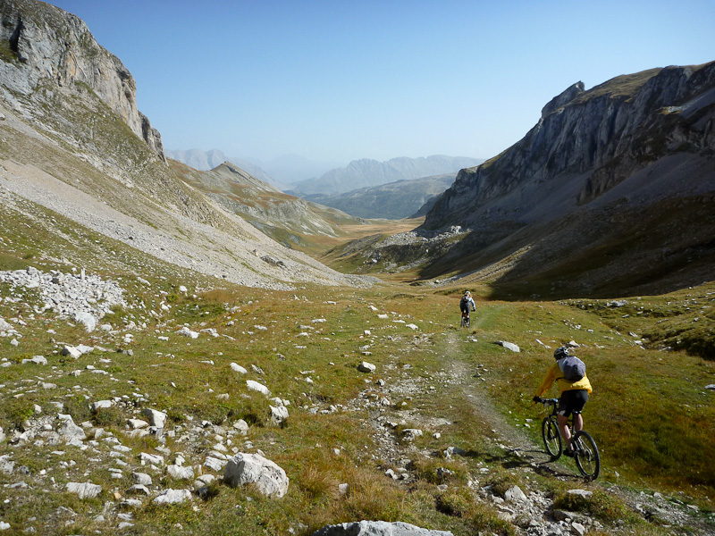 Col des Aiguilles : Le sentier devient roulant