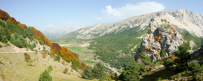 #3 Les Plaines : Vue des plaines en direction du col de Festre Les Plaines : Vue des plaines en direction du col de Festre