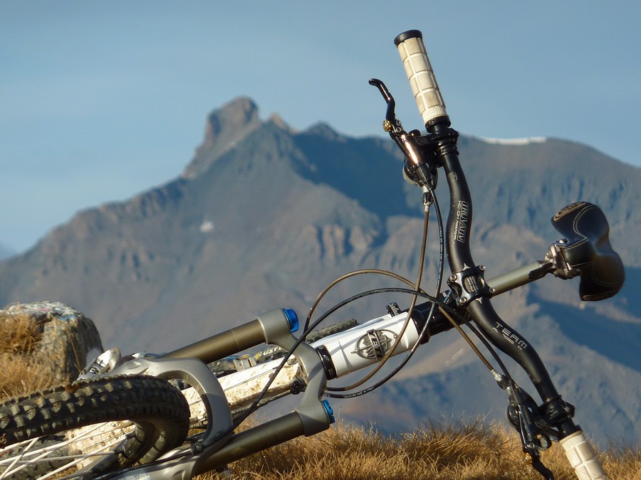 Yéti : Grand Roc Noir et petit vélo blanc