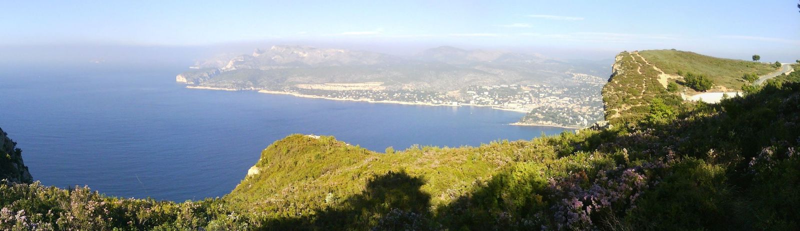 #1 Panorama calanques : Depuis la crête du Cap Canaille, les calanques côté Cassis et l Panorama calanques : Depuis la crête du Cap Canaille, les calanques côté Cassis et l'île de Riou