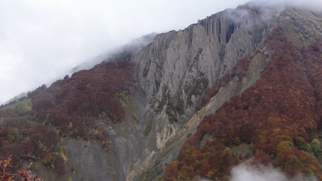 Vallon des Souffles : Belles strates et belles couleurs en face !!