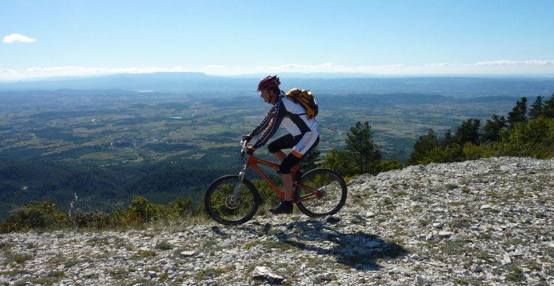 #4 Sur les crêtes du Luberon : Début de la descente avec vue sur la vallée de la Durance Sur les crêtes du Luberon : Début de la descente avec vue sur la vallée de la Durance