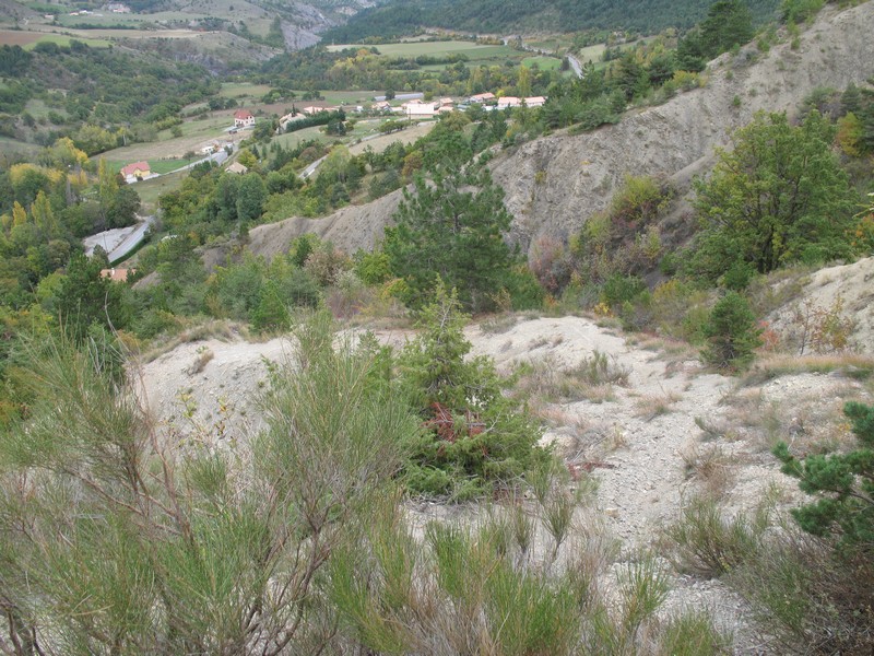 sentier dans les marnes noires : peu avant d'arriver à Barcillonnette