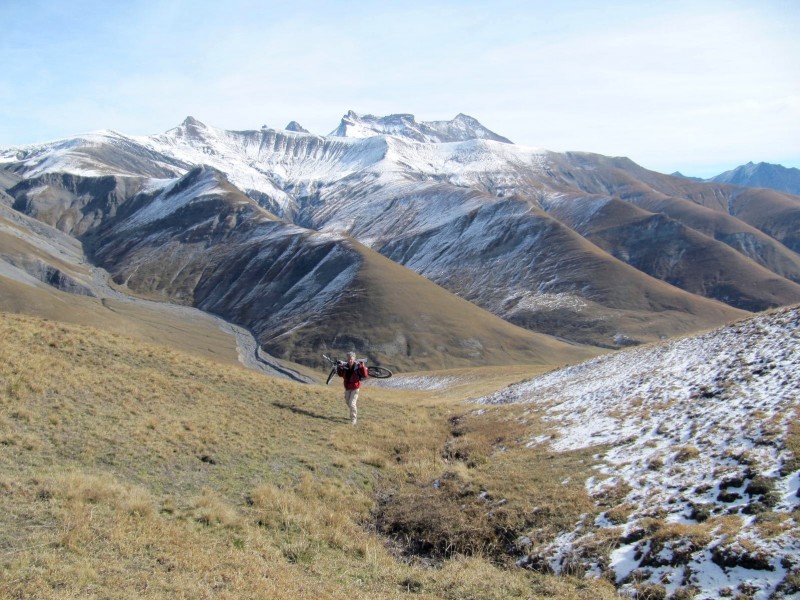 portage : Dadd en finit avec la premiere montée , le Gros Léon en toile de fond..