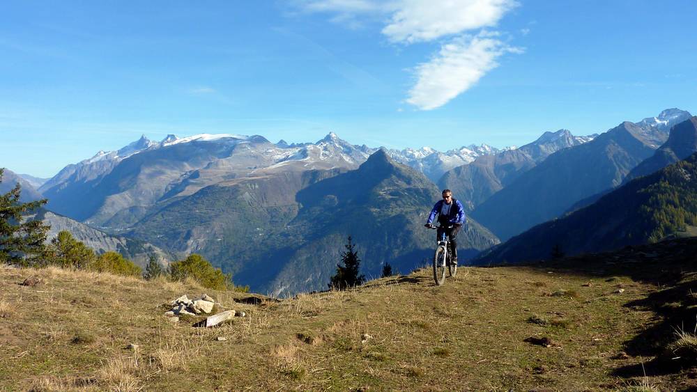 col de Saint Jean : arrivée au col sur fond d'Ecrins