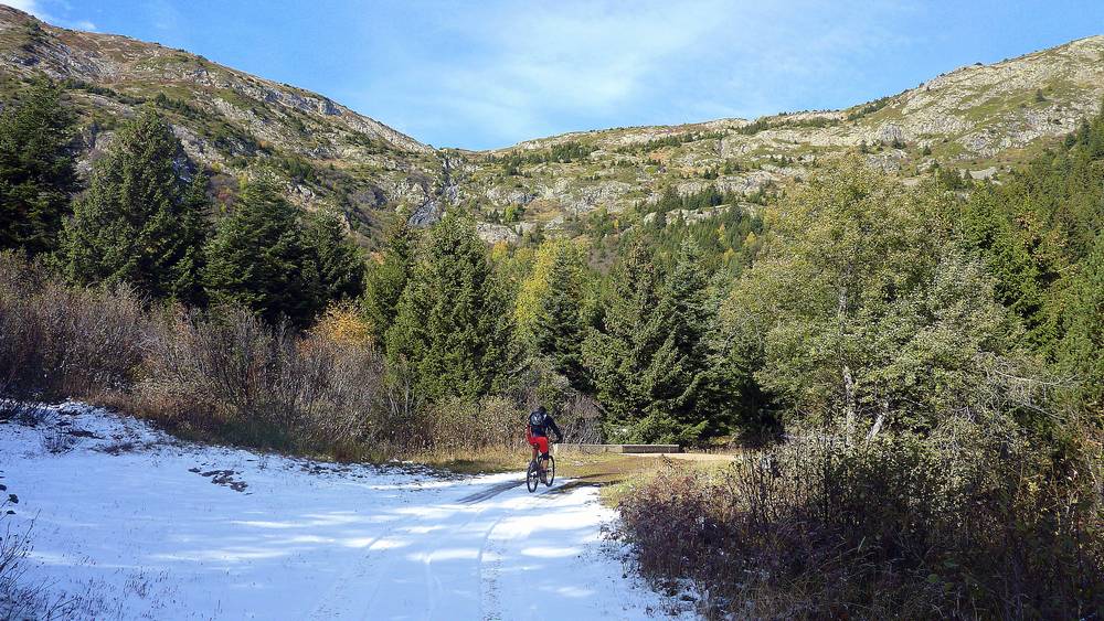 Neige : quelques petits passages enneigés sur la fin de la montée