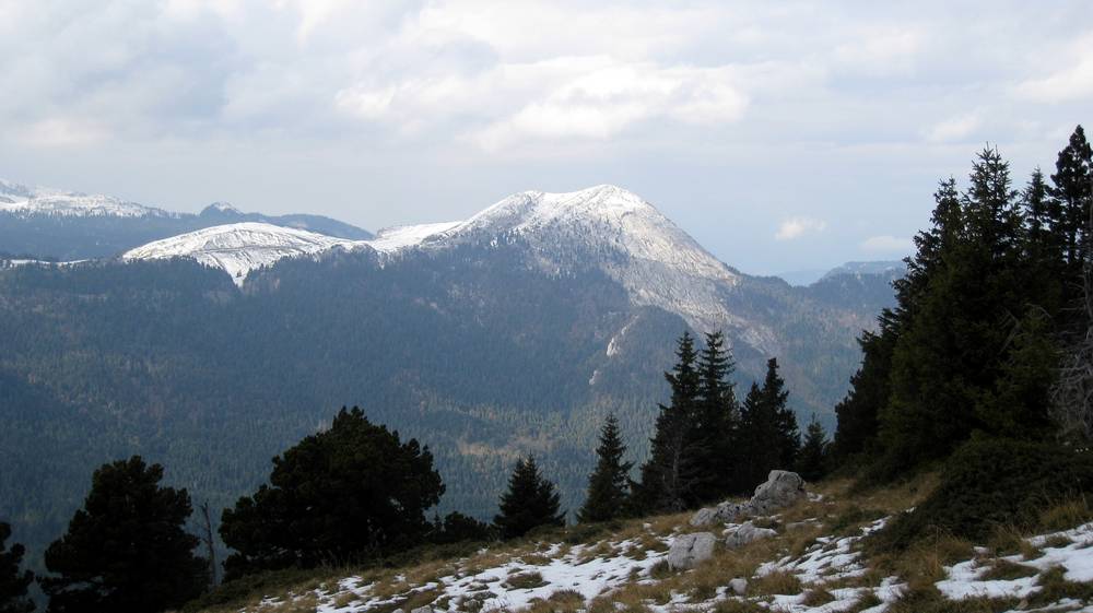#4 Charmant Som : la Chartreuse a bien reçu en quantité de neige. il en reste pas mal, meme en versant sud Charmant Som : la Chartreuse a bien reçu en quantité de neige. il en reste pas mal, meme en versant sud