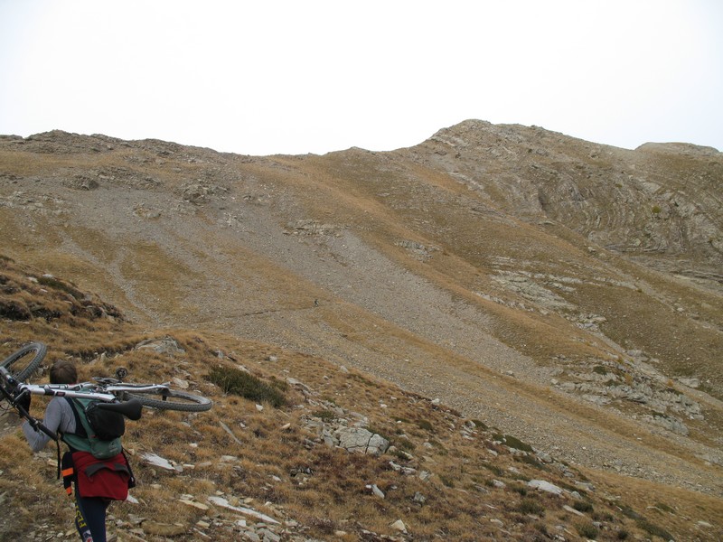 Montée au Mont Guillaume : Olivier et loin devant Guillaume sur la selle