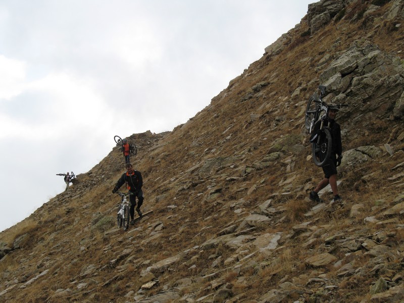 #13 dernier portage : Claudius n dernier portage : Claudius n'est pas sur la photo, il est parti pleine pente en freeride :)