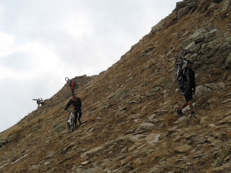 dernier portage : Claudius n'est pas sur la photo, il est parti pleine pente en freeride :)