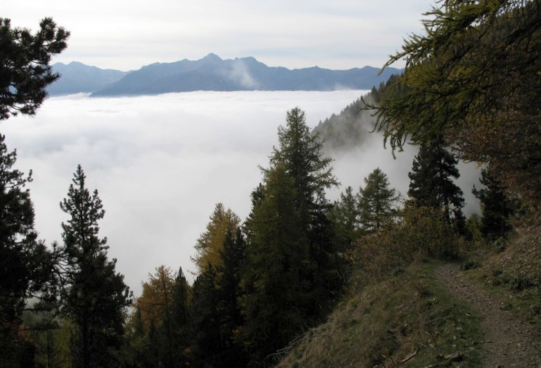 mer de nuage sur Embrun : et couleurs d'automne