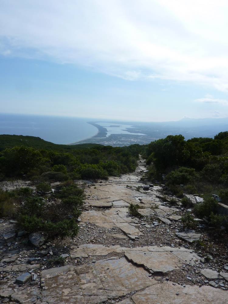 #8 Montée sur dalle : Avec au fond, le cordon lagunaire qui s Montée sur dalle : Avec au fond, le cordon lagunaire qui s'étire au sud