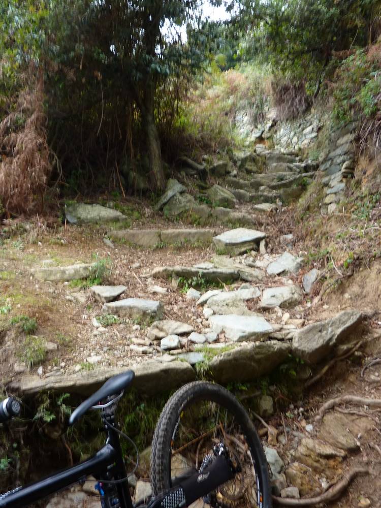 #20 Section NR : Sous Bocca Pruna, il faut trouver un autre cheminement pour que le topo soit parfait ! Section NR : Sous Bocca Pruna, il faut trouver un autre cheminement pour que le topo soit parfait !