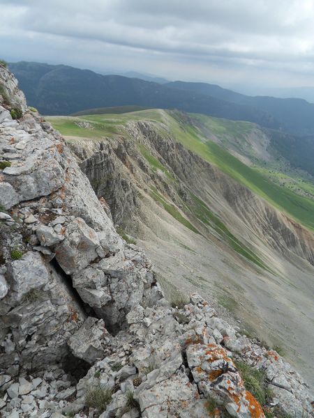 #16 Arête Sud-ouest des Monges : De là, on voit bien la longue ligne de crête par où on va descendre en freeride. Arête Sud-ouest des Monges : De là, on voit bien la longue ligne de crête par où on va descendre en freeride.