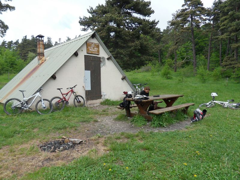 #6 Refuge des Monges : Le minuscule chalet-refuge au bord du Lac des Monges, hélas fermé (il faut demander la clé à Beaudinard je crois...) Refuge des Monges : Le minuscule chalet-refuge au bord du Lac des Monges, hélas fermé (il faut demander la clé à Beaudinard je crois...)