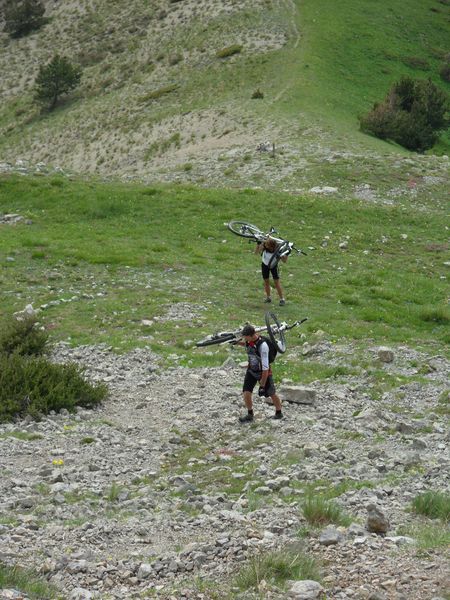#14 Bagnards !!! : Voilà, le portage final débute là; il se terminera 3/4 d Bagnards !!! : Voilà, le portage final débute là; il se terminera 3/4 d'heure plus tard, à 2115m d'altitude !!