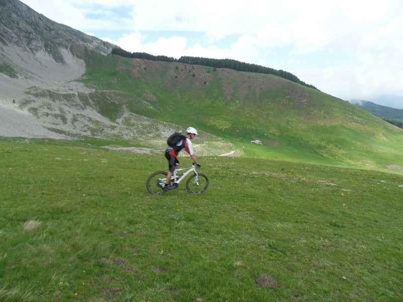 #4 Descente sur Clapouse : Patrick lâche les freins dans la superbe descente vers la Cabane de Clapouse. Descente sur Clapouse : Patrick lâche les freins dans la superbe descente vers la Cabane de Clapouse.