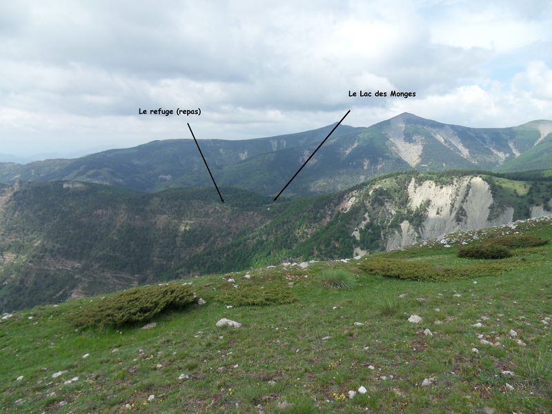 #11 L L'autre versant : Après 800m de D+ depuis Beaudinard, on aborde la longue Crête de l'arête ouest des Monges d'où on voit clairement le Lac et le refuge laissés à midi...