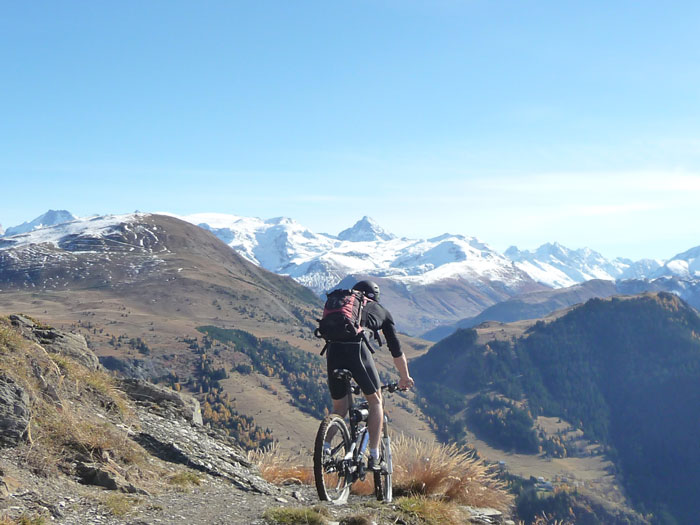 #1 Montée aérienne : Sentier villard vers Huez sur fond d Montée aérienne : Sentier villard vers Huez sur fond d'oisans