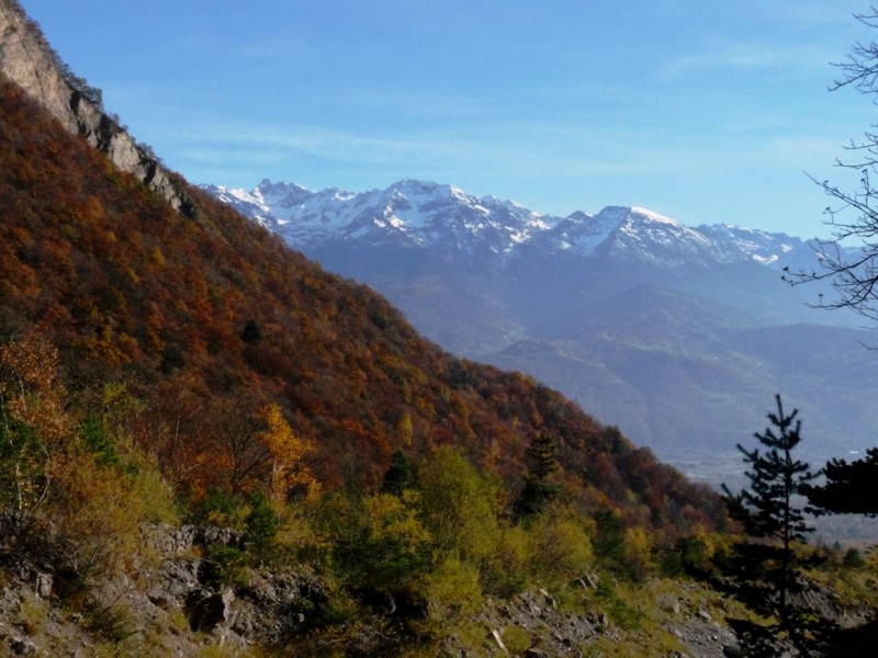 Couleurs d'automne : avec le Trois Pics de Belledonne, la Grande Lance de Domène et le Grand Colon en arrière plan.