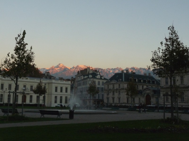 #12 Place Verdun : avec les derniers rayons de soleil sur Belledonne. Place Verdun : avec les derniers rayons de soleil sur Belledonne.